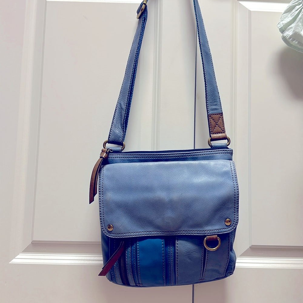 Super cute vintage blue Fossil crossbody purse in GREAT clean used condition.